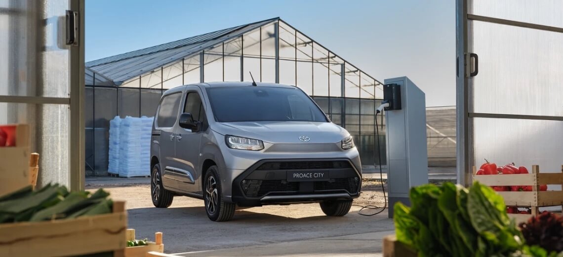 Toyota Proace City Electric Toyota Walder Zabrze van ładowany przy szklarni Toyota Proace City Electric Toyota Walder Zabrze van ładowany przy szklarni