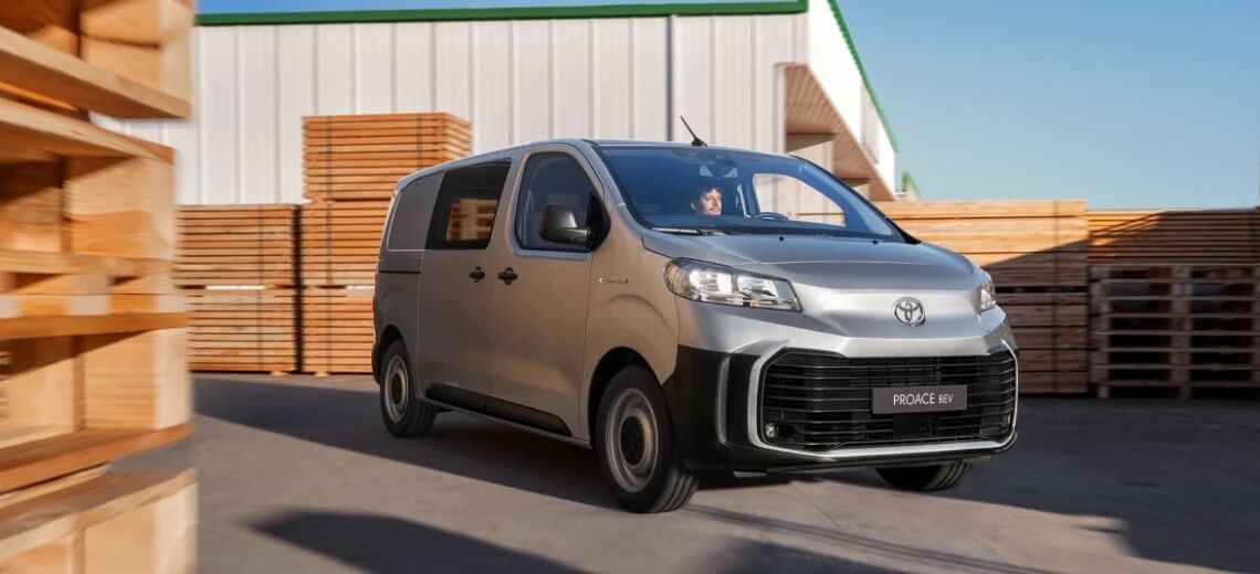 Toyota Proace Electric Toyota Walder Zabrze van w ruchu przy składzie drewna Toyota Proace Electric Toyota Walder Zabrze van w ruchu przy składzie drewna