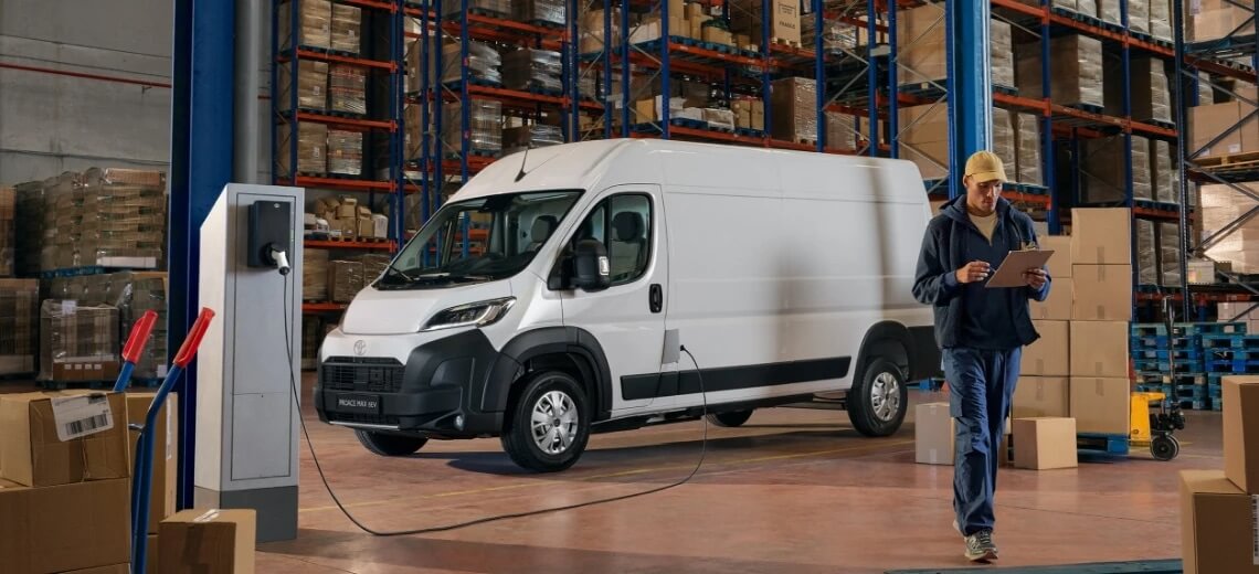 Toyota Proace Max Electric Toyota Walder Zabrze ładowanie wewnątrz magazynu