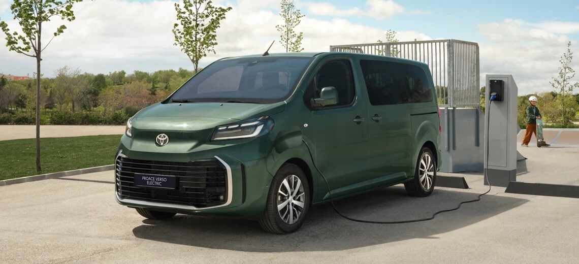 Toyota Proace Verso Electric Toyota Walder Zabrze van ładowany przy stacji