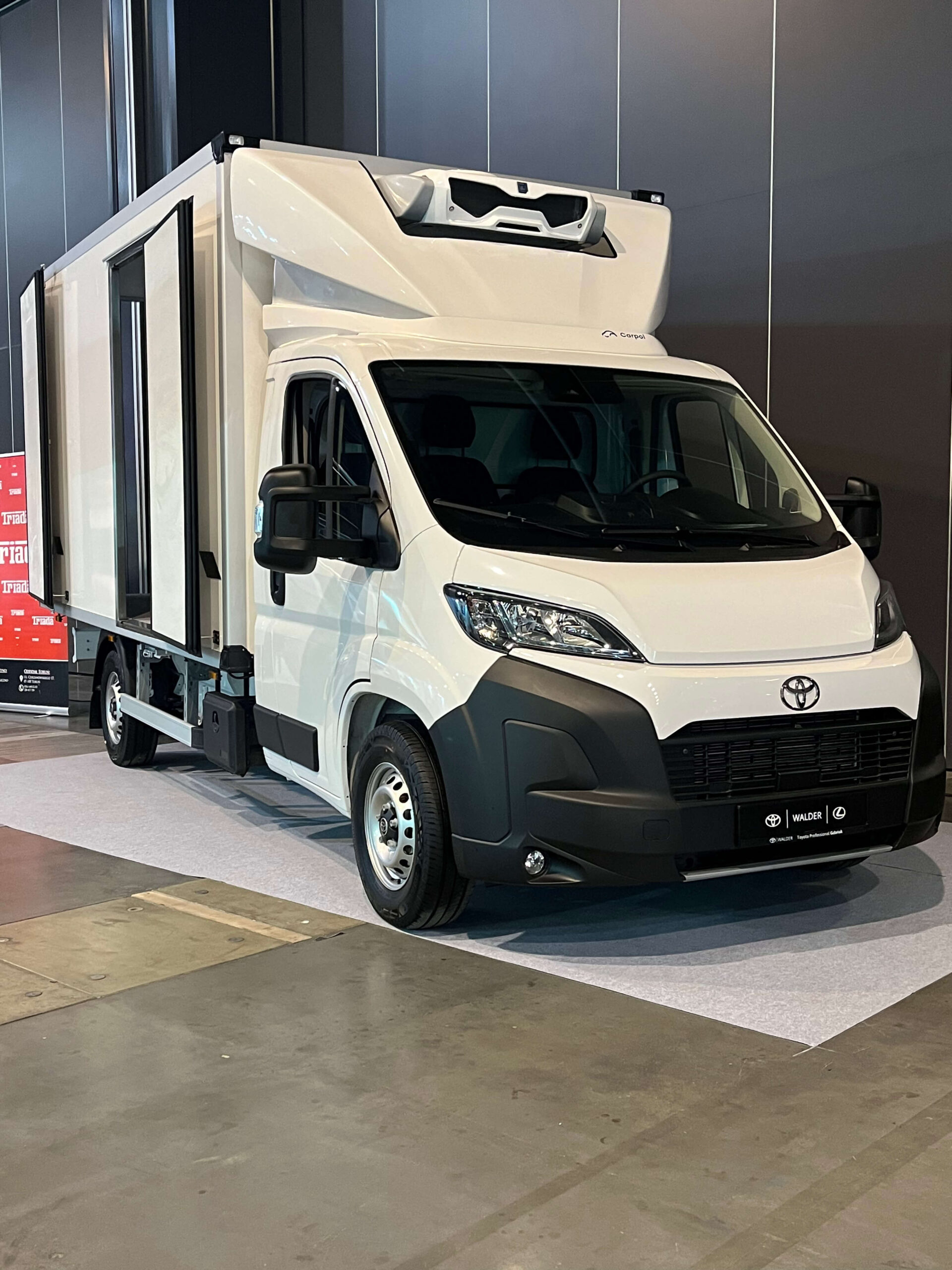 Toyota Proace Max Kontener Izotermiczny od Toyota Walder Zabrze – izolowana, aluminiowa zabudowa z drzwiami bocznymi, E‑Trackami i podłogą antypoślizgową. Toyota Proace Max Kontener Izotermiczny od Toyota Walder Zabrze – izolowana, aluminiowa zabudowa z drzwiami bocznymi, E‑Trackami i podłogą antypoślizgową.