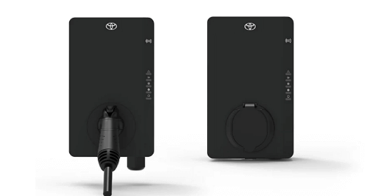 Czarne wallboxy Toyota HomeCharge: jeden z wtyczka, drugi z oslona gniazda, zestaw domowych ladowarek dla samochodow elektrycznych Toyota Walder Zabrze