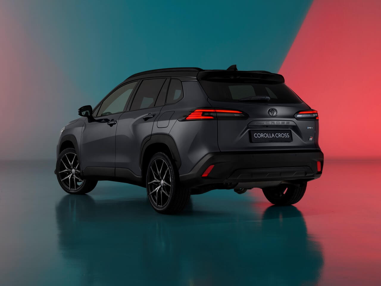 Tył samochodu Toyota Corolla Cross GR Sport 2025 z dynamiczną sylwetką SUV – oferta Toyota Walder Zabrze. Sprawdź sam