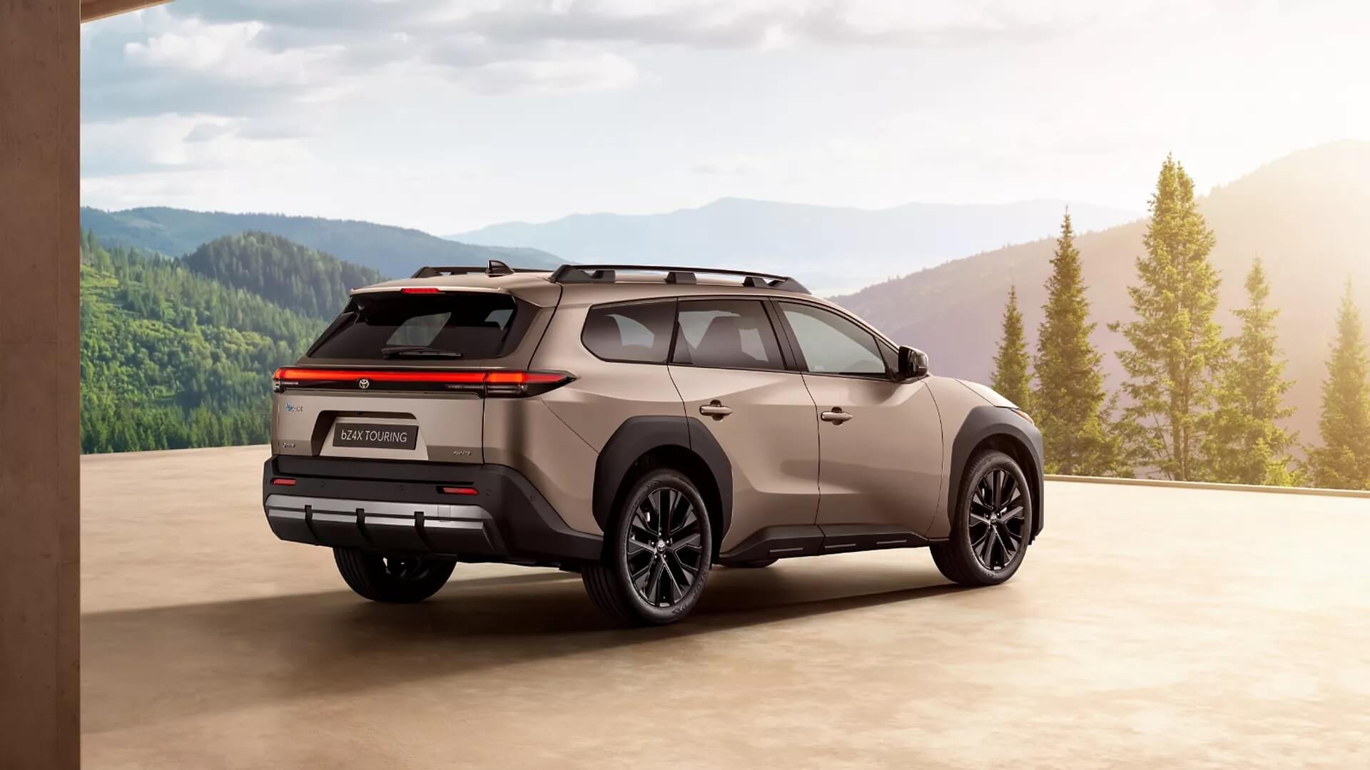 Toyota bZ4X Touring toyota Toyota Walder Zabrze tył i bok pojazdu z off roadowymi detalami