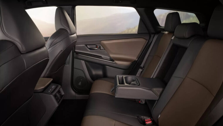 Toyota bZ4X Touring toyota Toyota Walder Zabrze tylna kanapa z podłokietnikiem i dwukolorową tapicerką