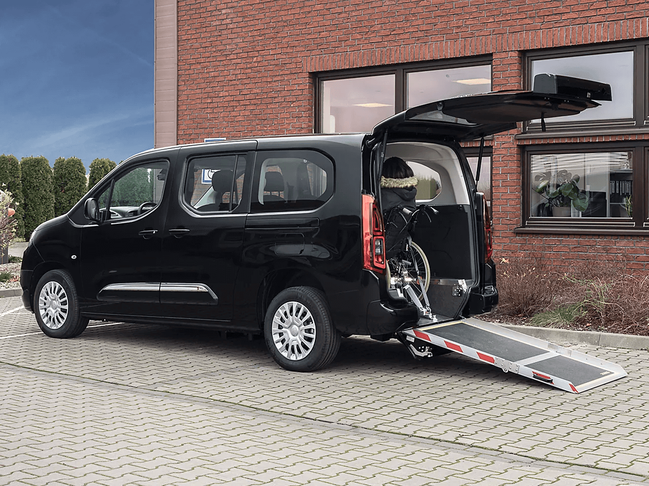 Toyota Proace City Verso samochód osobowy z rampą dla wózka inwalidzkiego – Toyota Walder Zabrze
