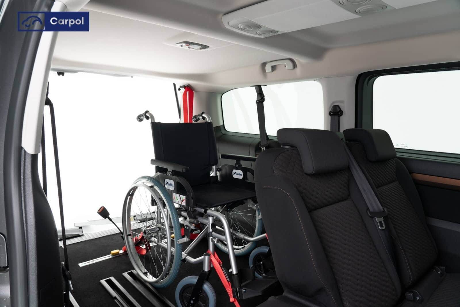 Wnętrze samochodu Toyota Proace City z wózkiem inwalidzkim – Toyota Walder Zabrze