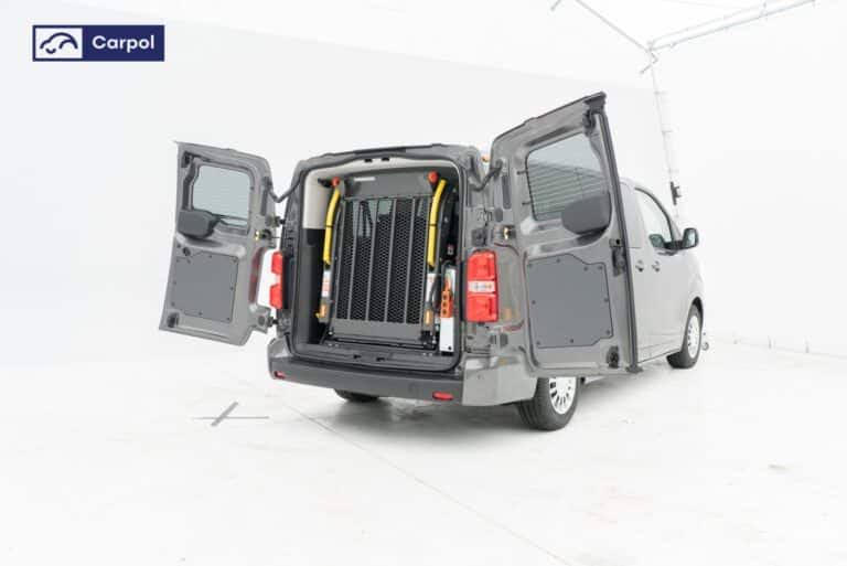 Samochód osobowy Toyota z podnośnikiem dla wózka inwalidzkiego – Toyota Walder Zabrze