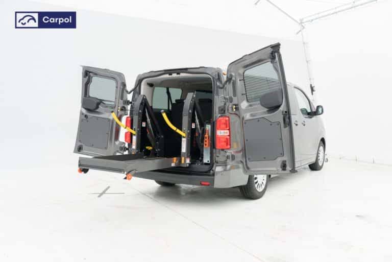 Samochód osobowy Toyota z rozłożoną rampą i wózkiem w środku – Toyota Walder Zabrze