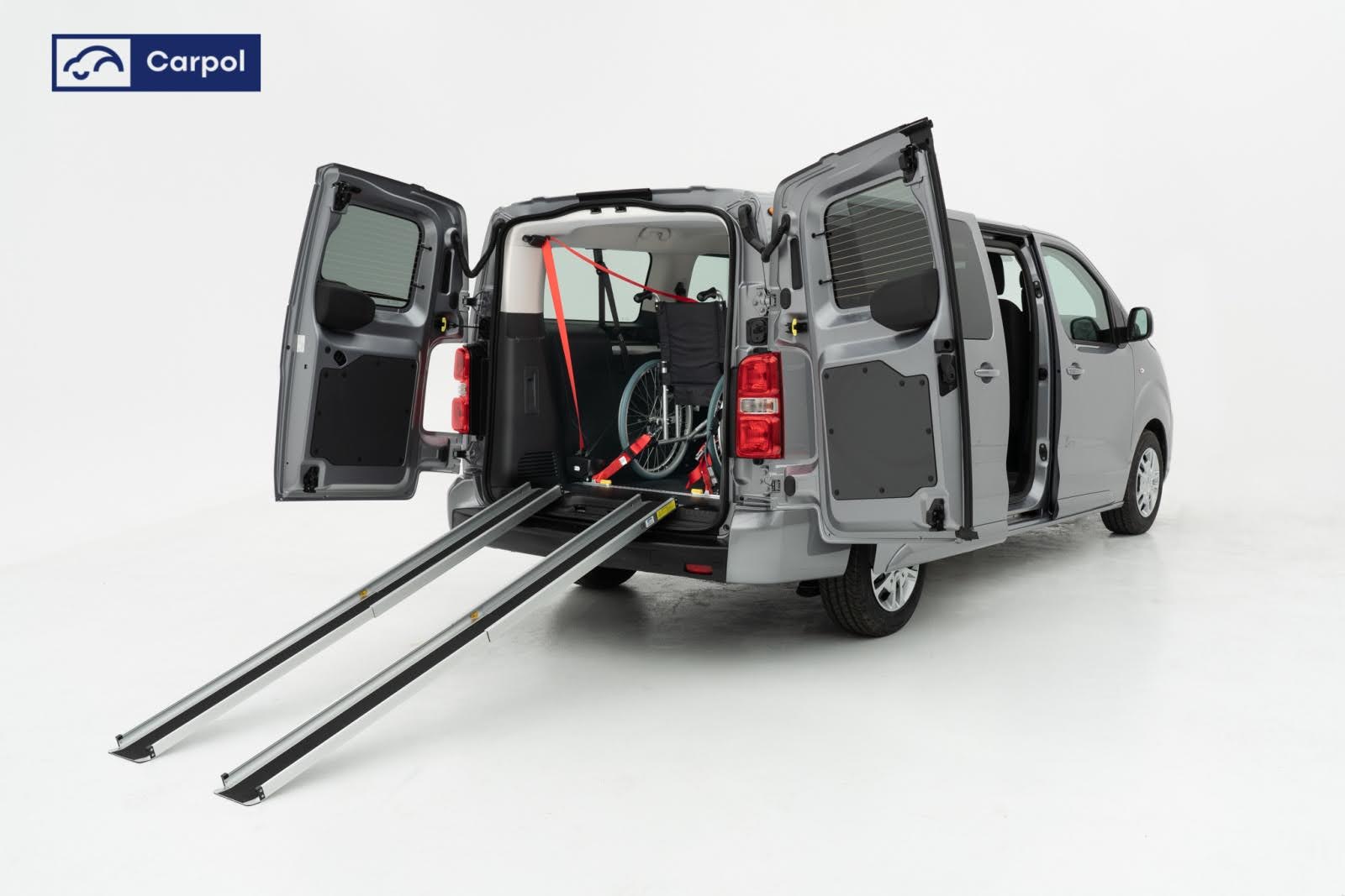 Toyota z rampą i wózkiem inwalidzkim wewnątrz pojazdu – Toyota Walder Zabrze