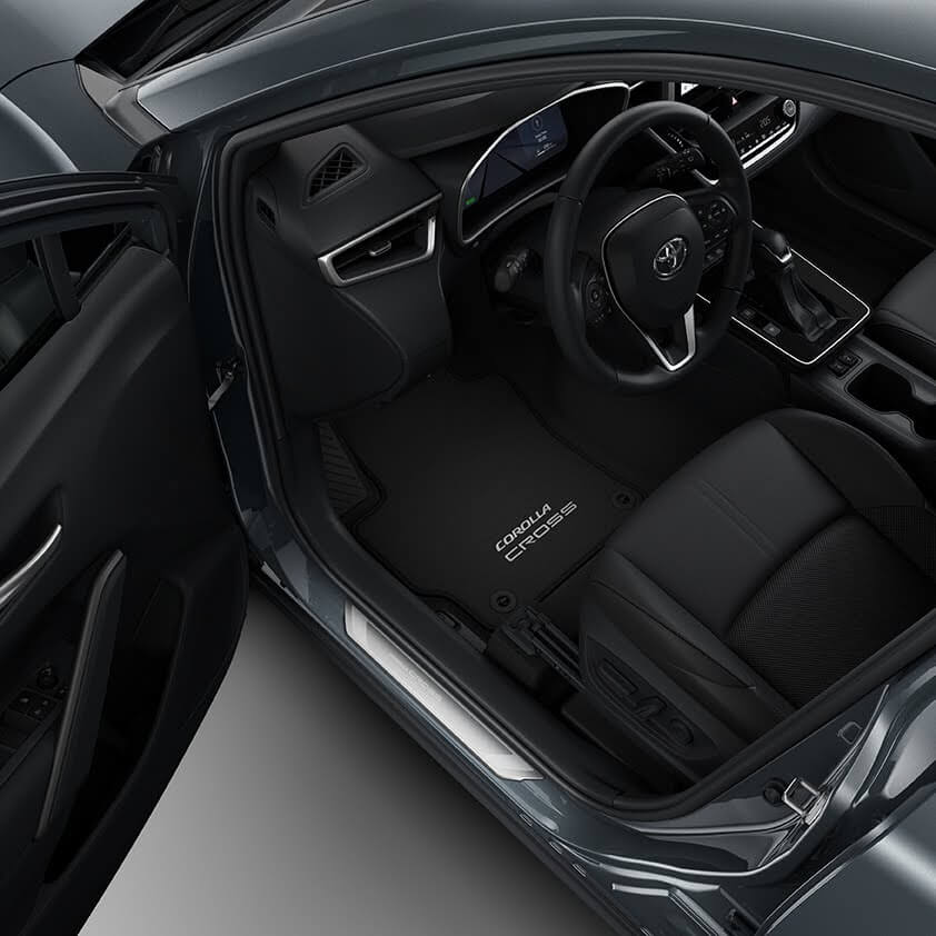 Widok z góry na przestrzeń kierowcy Toyoty Corolla Cross z eleganckim wykończeniem wnętrza w Toyota Walder Zabrze – samochód osobowy
