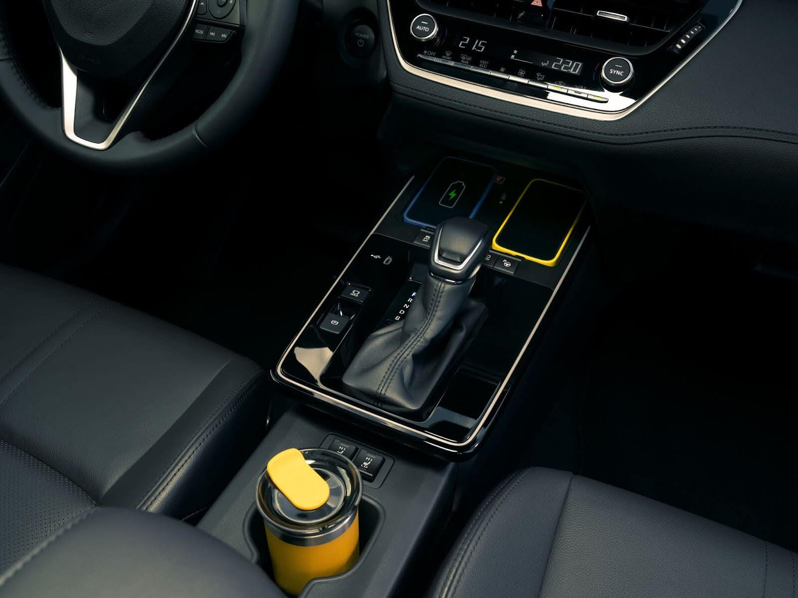 Stylowe wnętrze Toyoty Corolla Cross z widoczną konsolą środkową i dodatkami premium, dostępne w Toyota Walder Zabrze – komfortowy Crossover