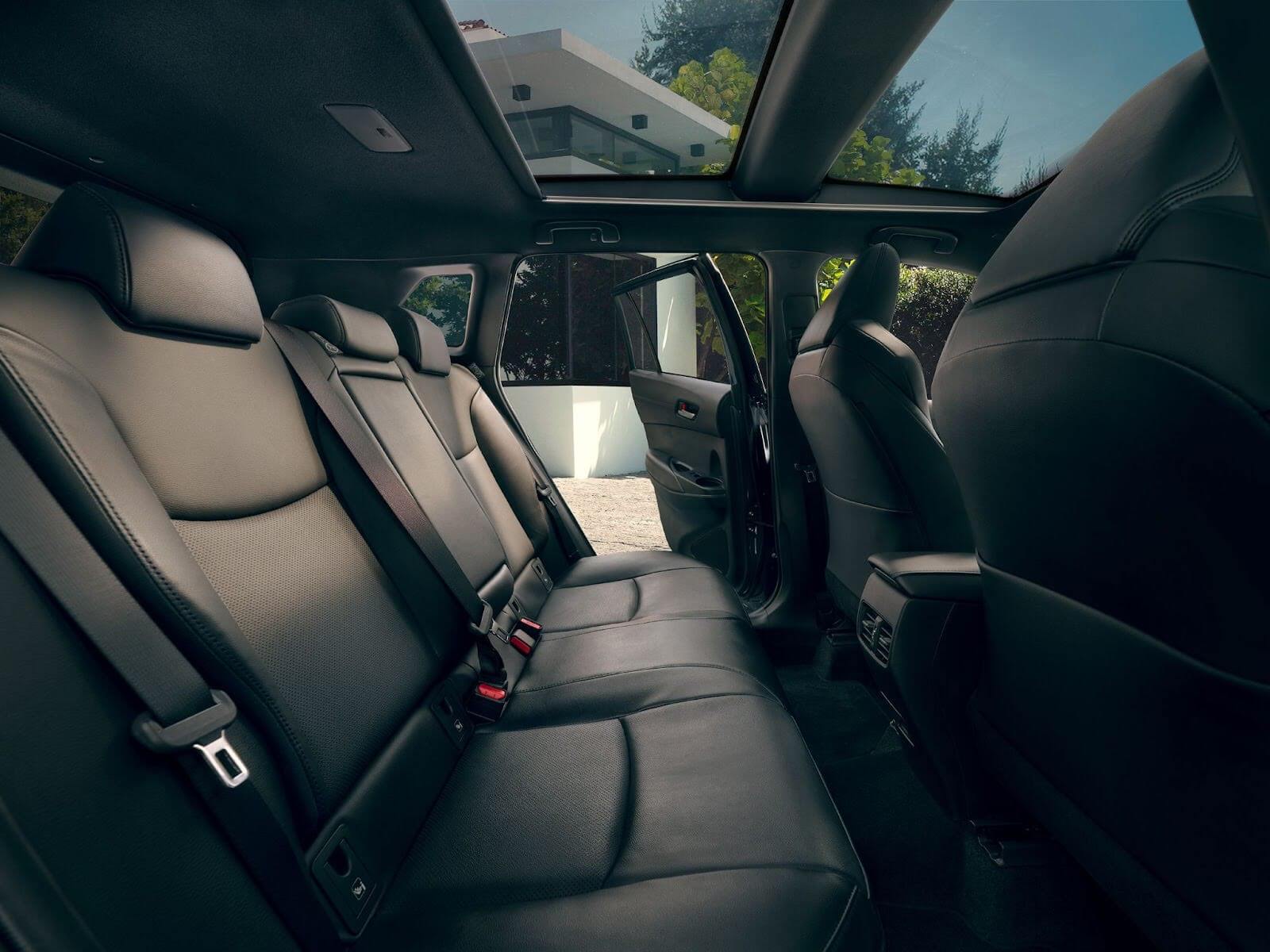 Komfortowe tylne siedzenia Toyoty Corolla Cross z widokiem na panoramiczny dach, dostępne w Toyota Walder Zabrze – elegancki SUV