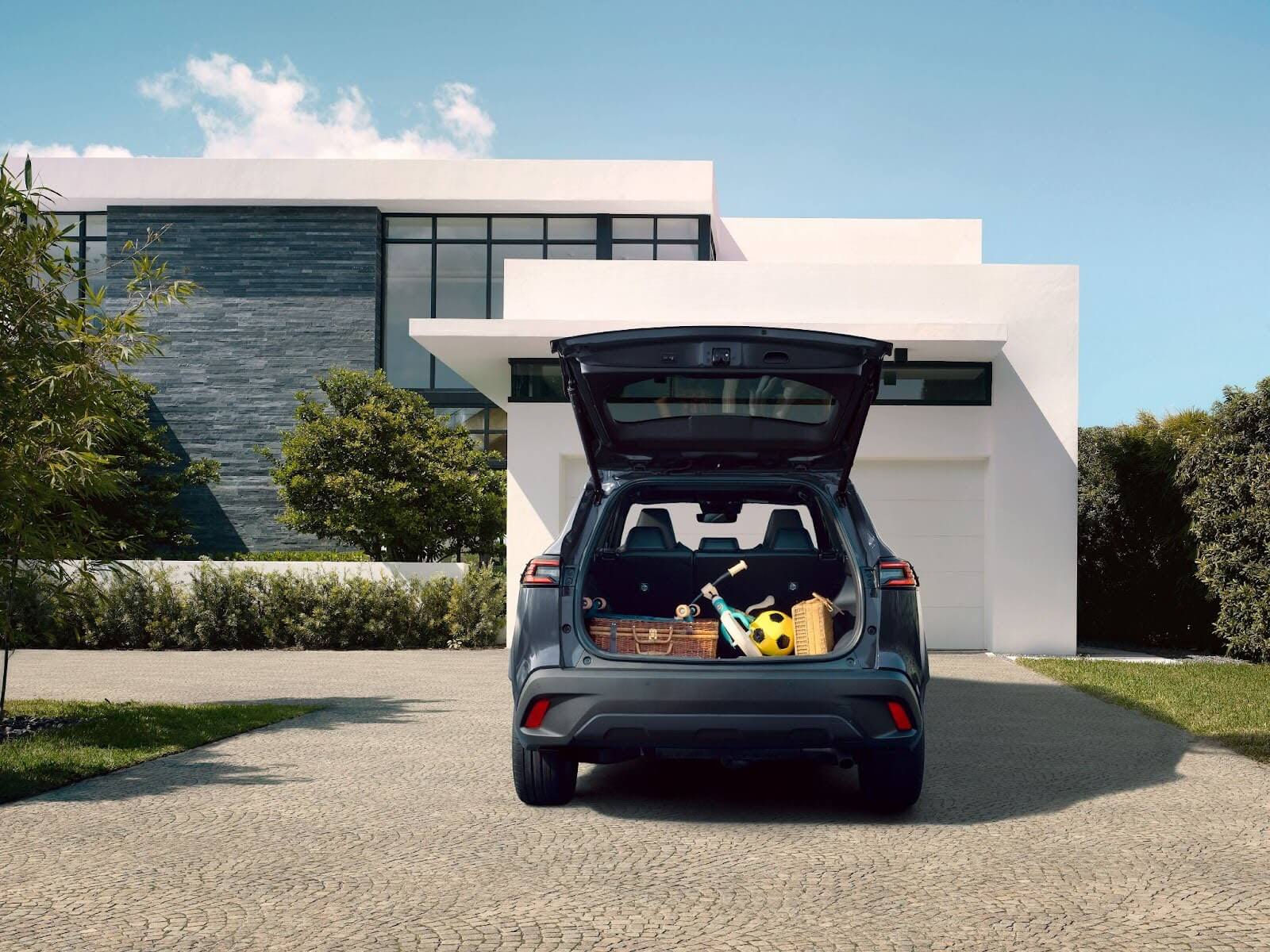 Praktyczny bagażnik Toyoty Corolla Cross pokazany podczas dni otwartych w Toyota Walder Zabrze – przestronny samochód osobowy