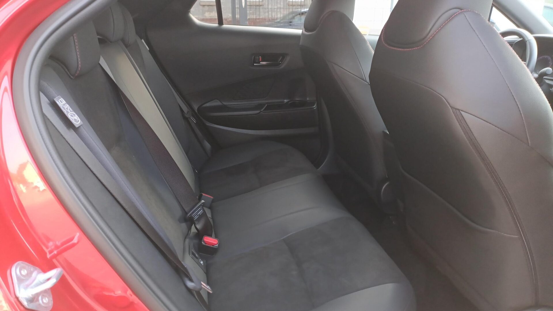 Toyota C-HR - zdjęcie 12