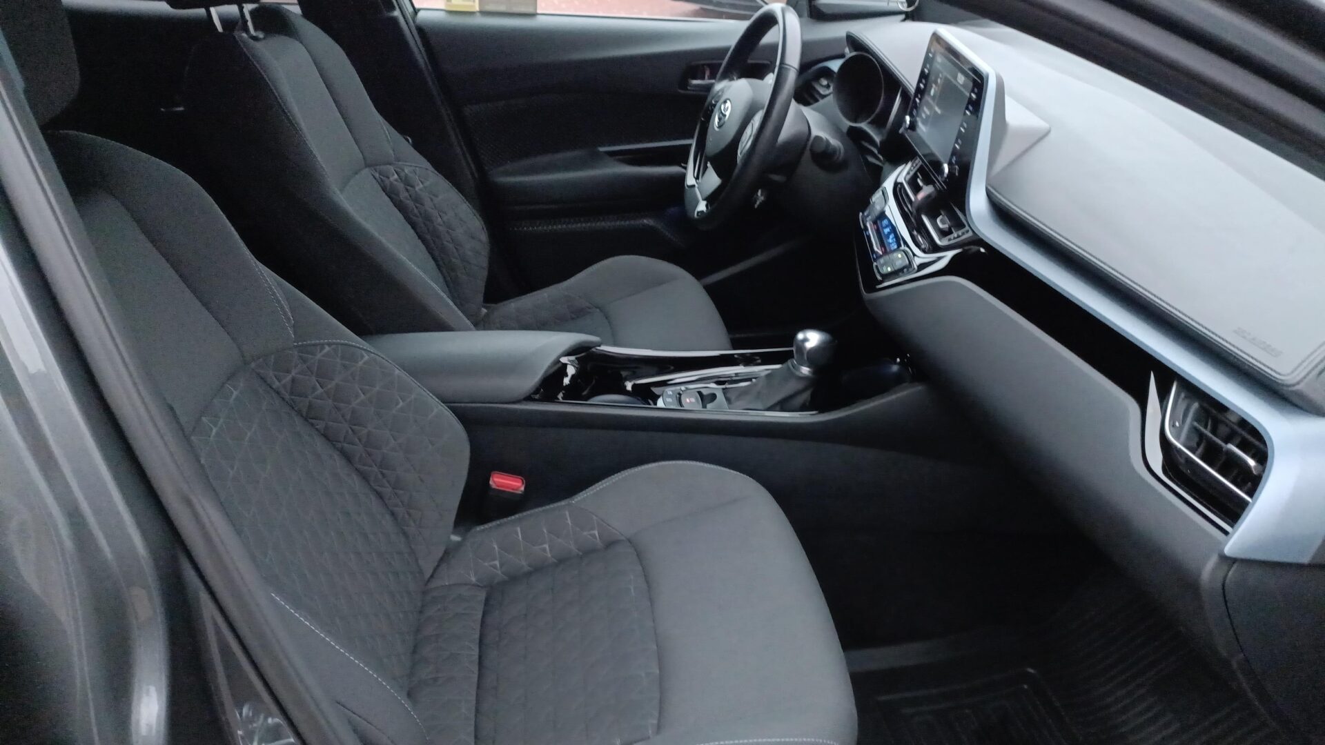 Toyota C-HR - zdjęcie 11