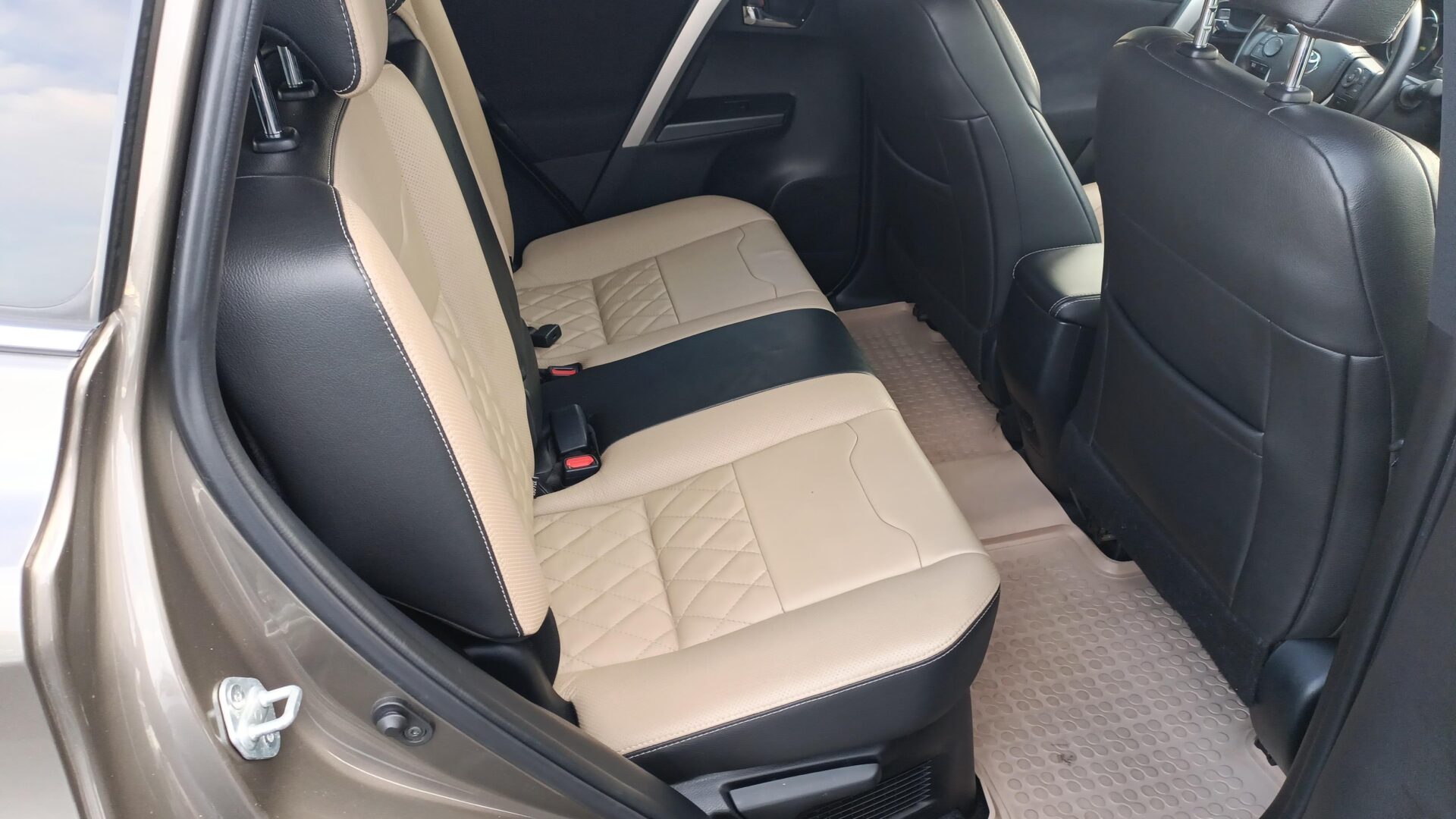 Toyota RAV4 - zdjęcie 10