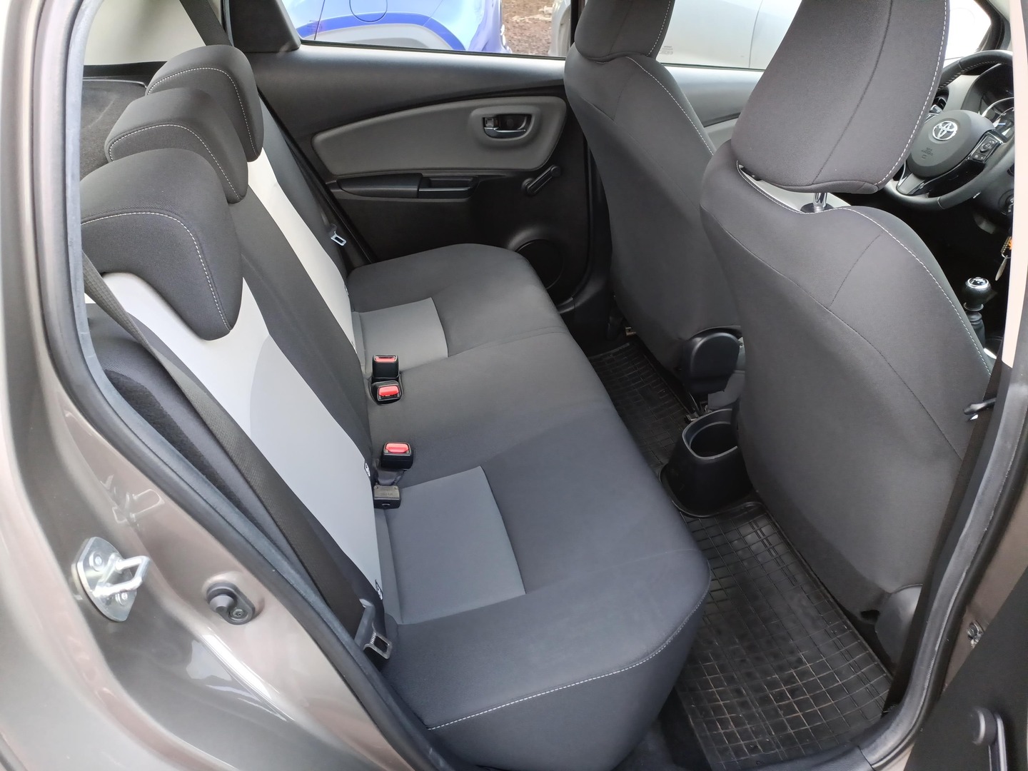 Toyota Yaris - zdjęcie 12