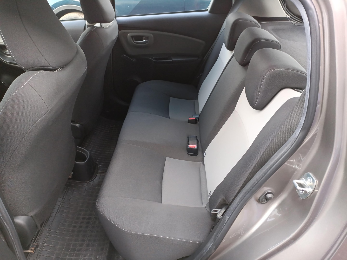 Toyota Yaris - zdjęcie 10