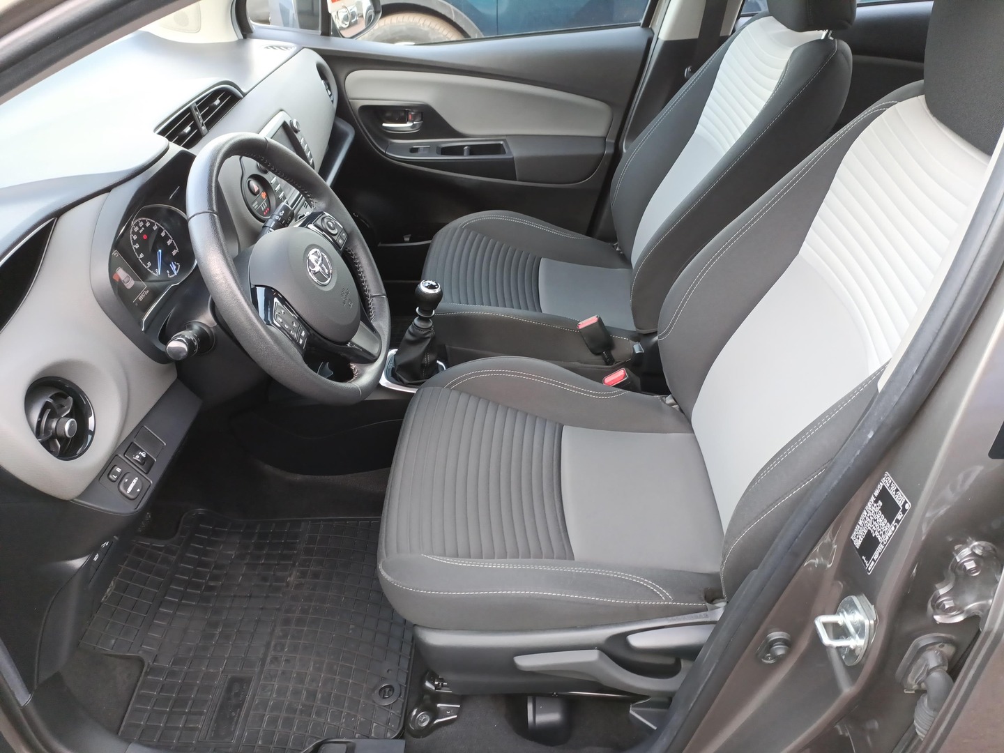 Toyota Yaris - zdjęcie 9