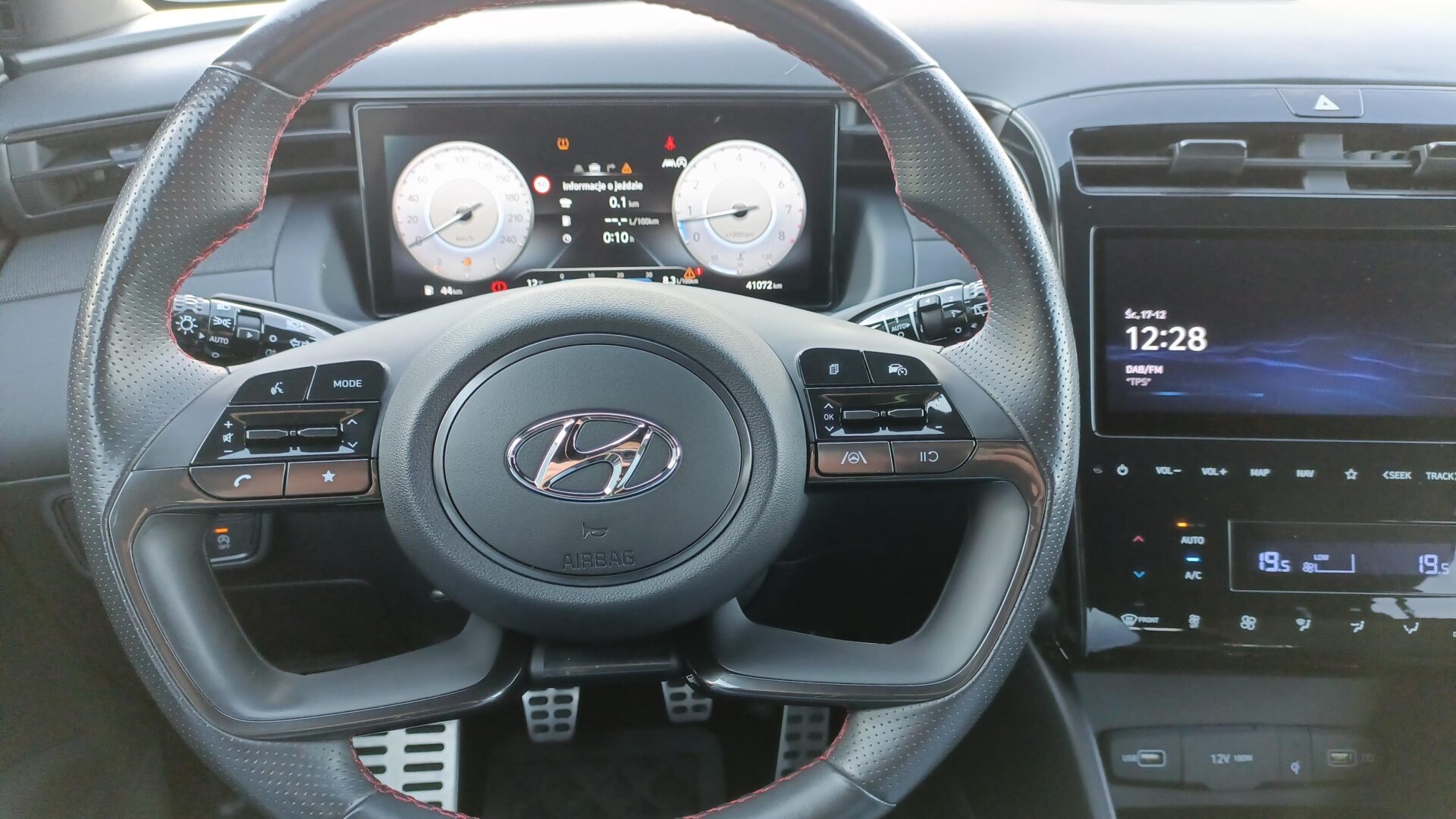 Hyundai Tucson - zdjęcie 16