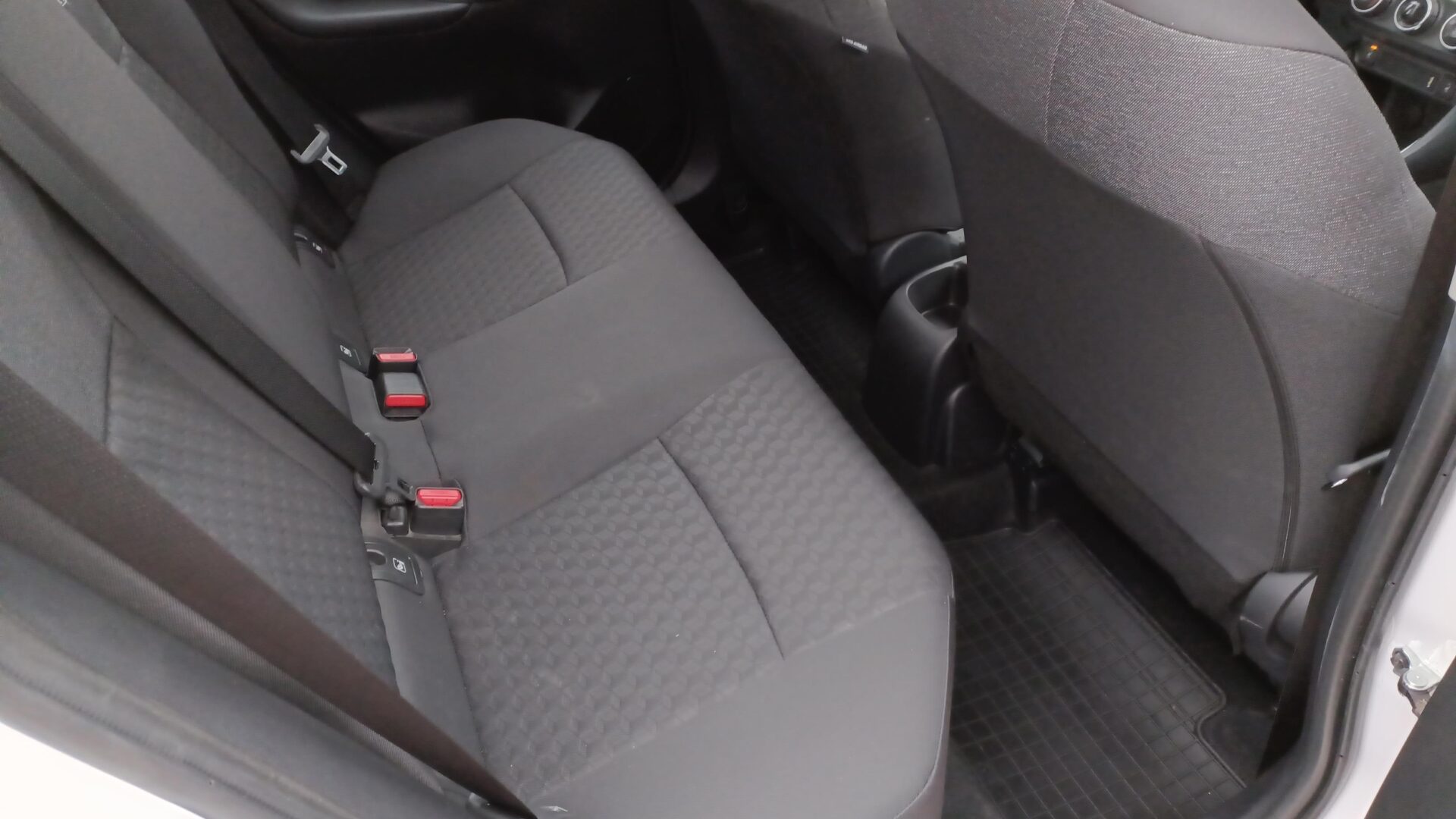 Toyota Yaris - zdjęcie 11