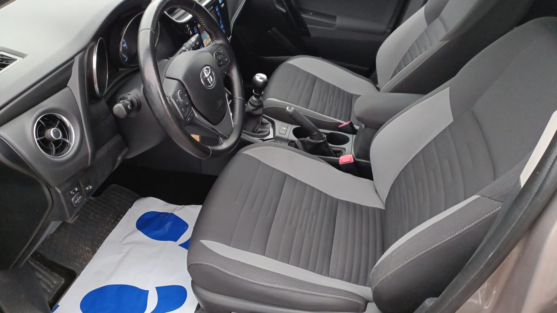 Toyota Auris - zdjęcie 10