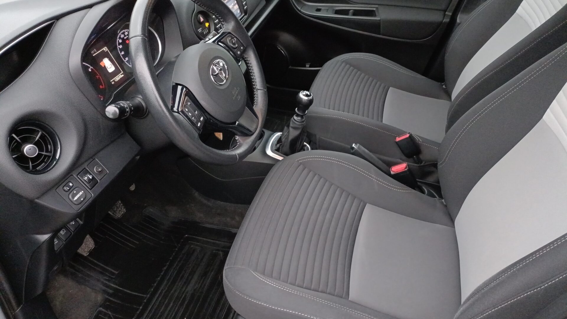 Toyota Yaris - zdjęcie 10