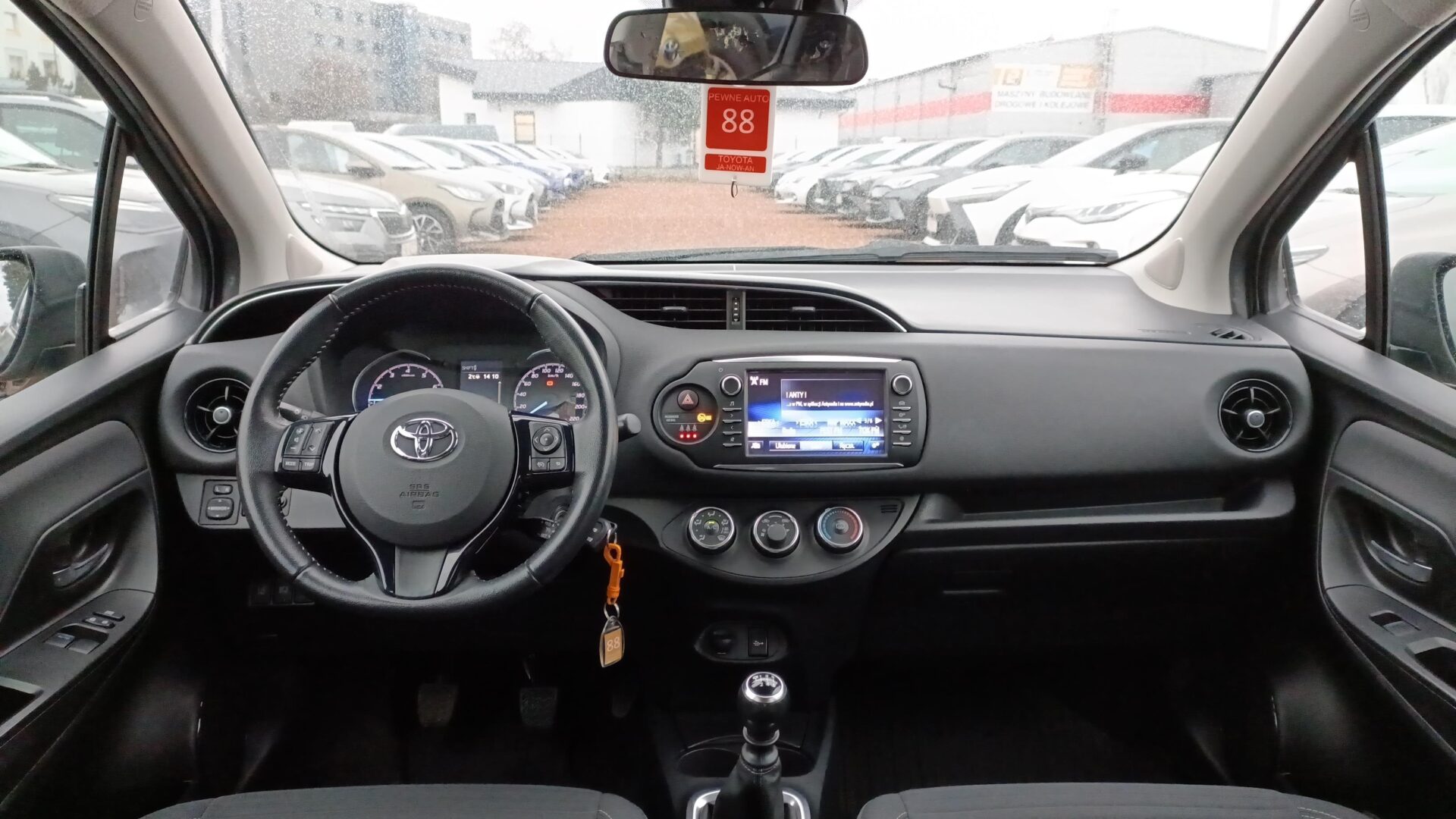 Toyota Yaris - zdjęcie 9