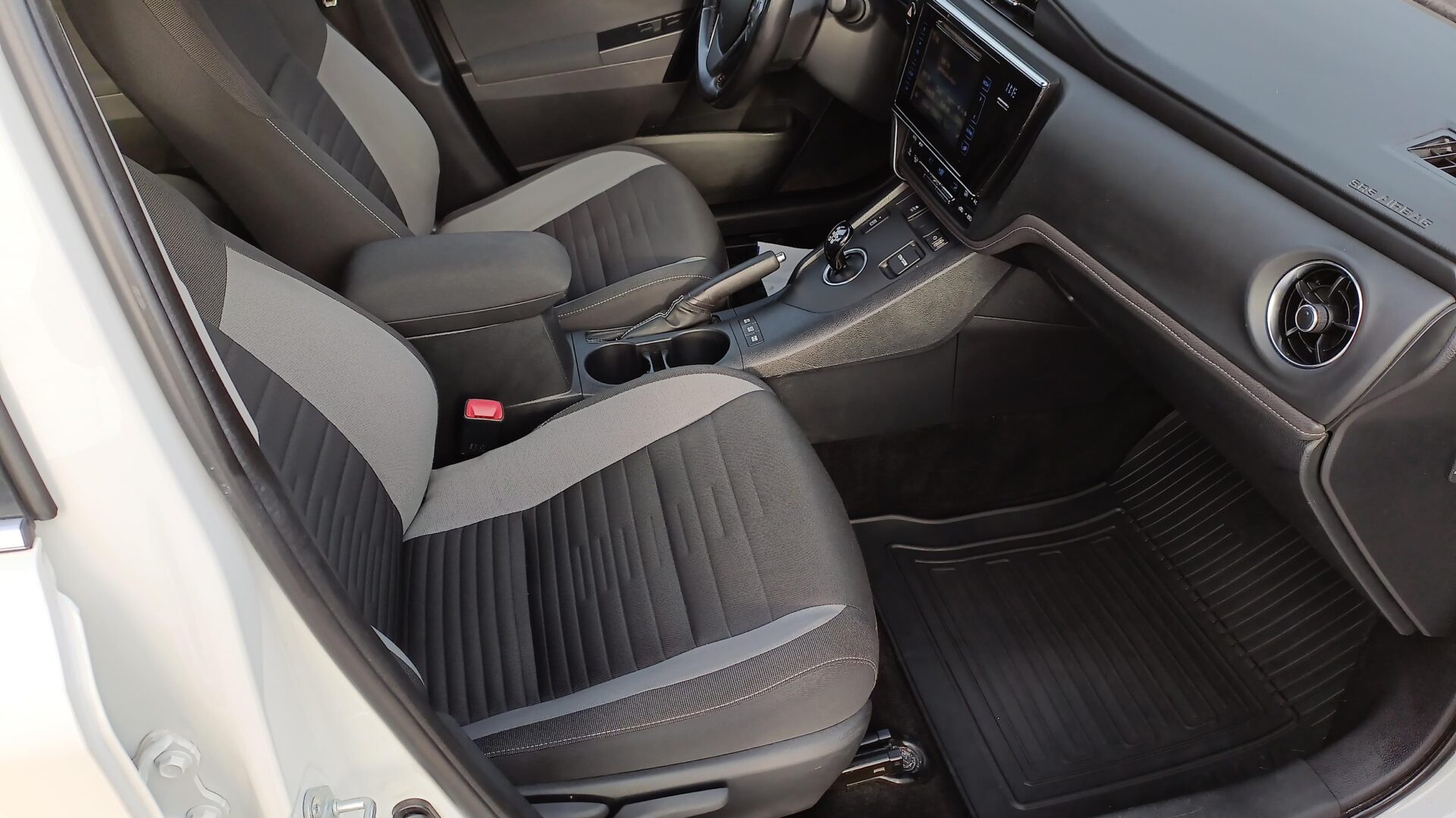 Toyota Auris - zdjęcie 11