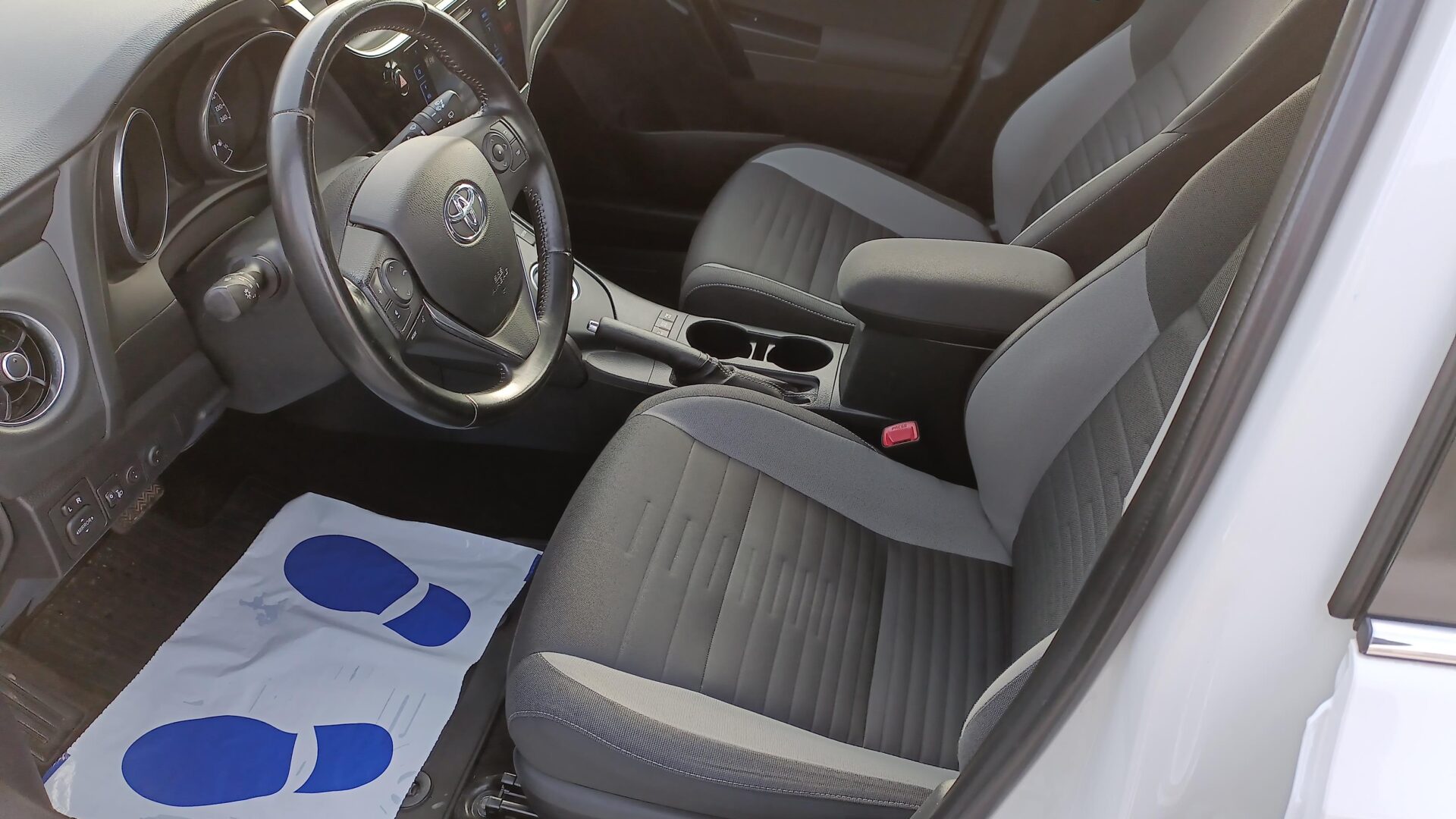 Toyota Auris - zdjęcie 9