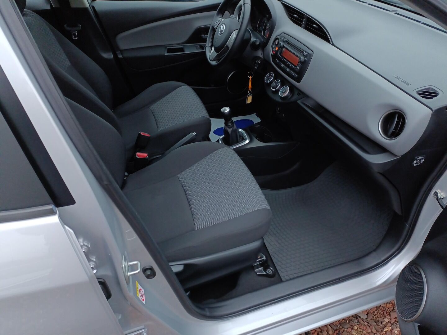 Toyota Yaris - zdjęcie 11