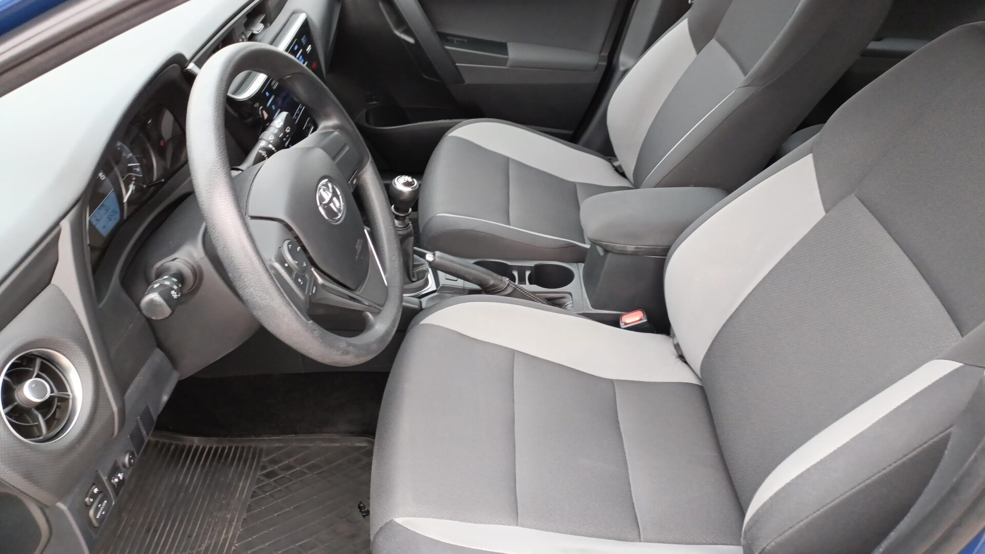 Toyota Auris - zdjęcie 10