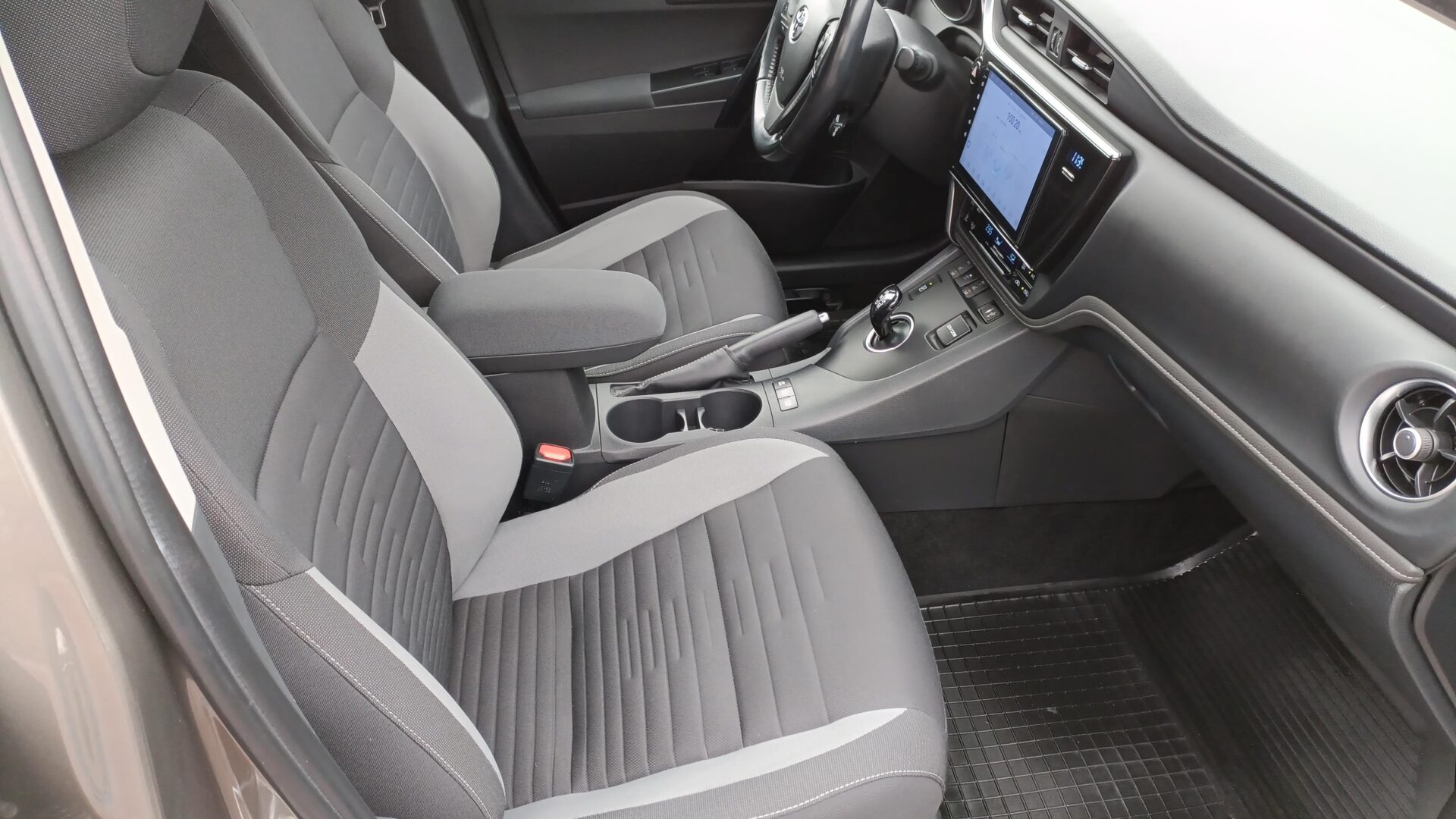 Toyota Auris - zdjęcie 11