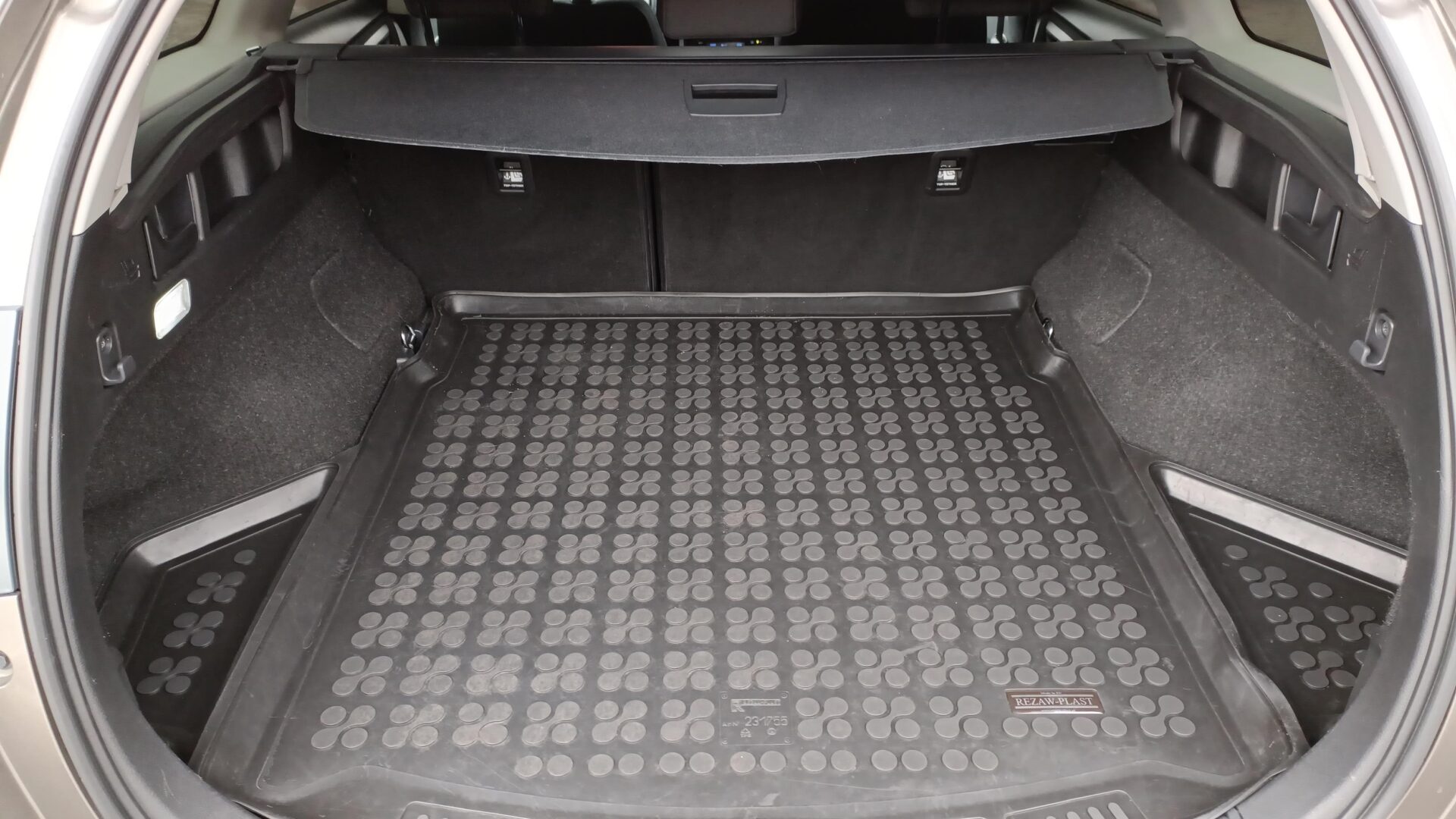 Toyota Auris - zdjęcie 18