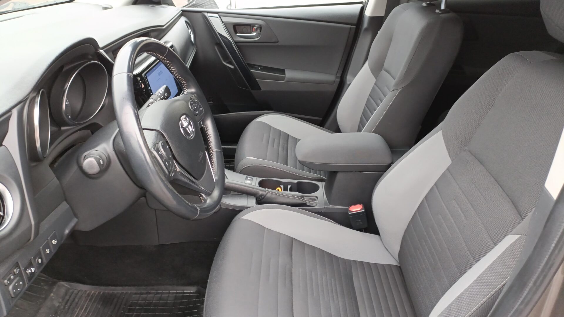 Toyota Auris - zdjęcie 9