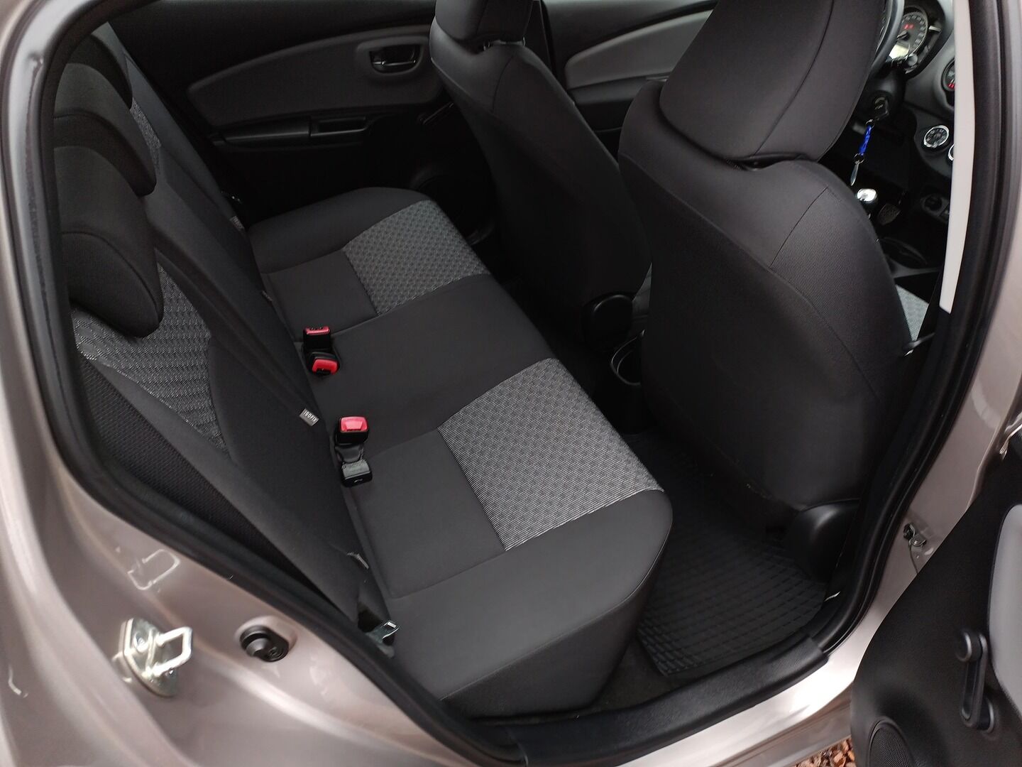 Toyota Yaris - zdjęcie 12