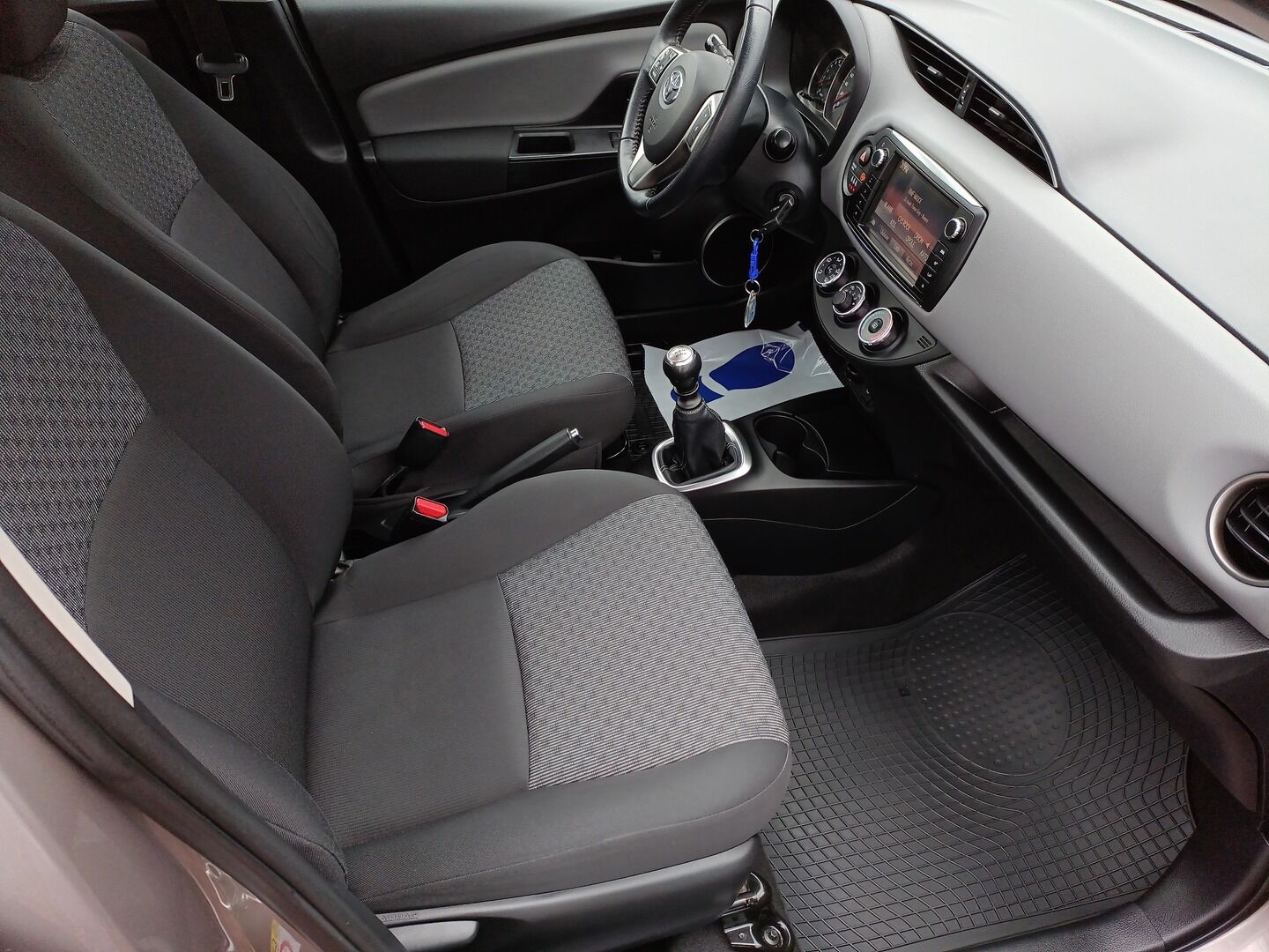 Toyota Yaris - zdjęcie 11