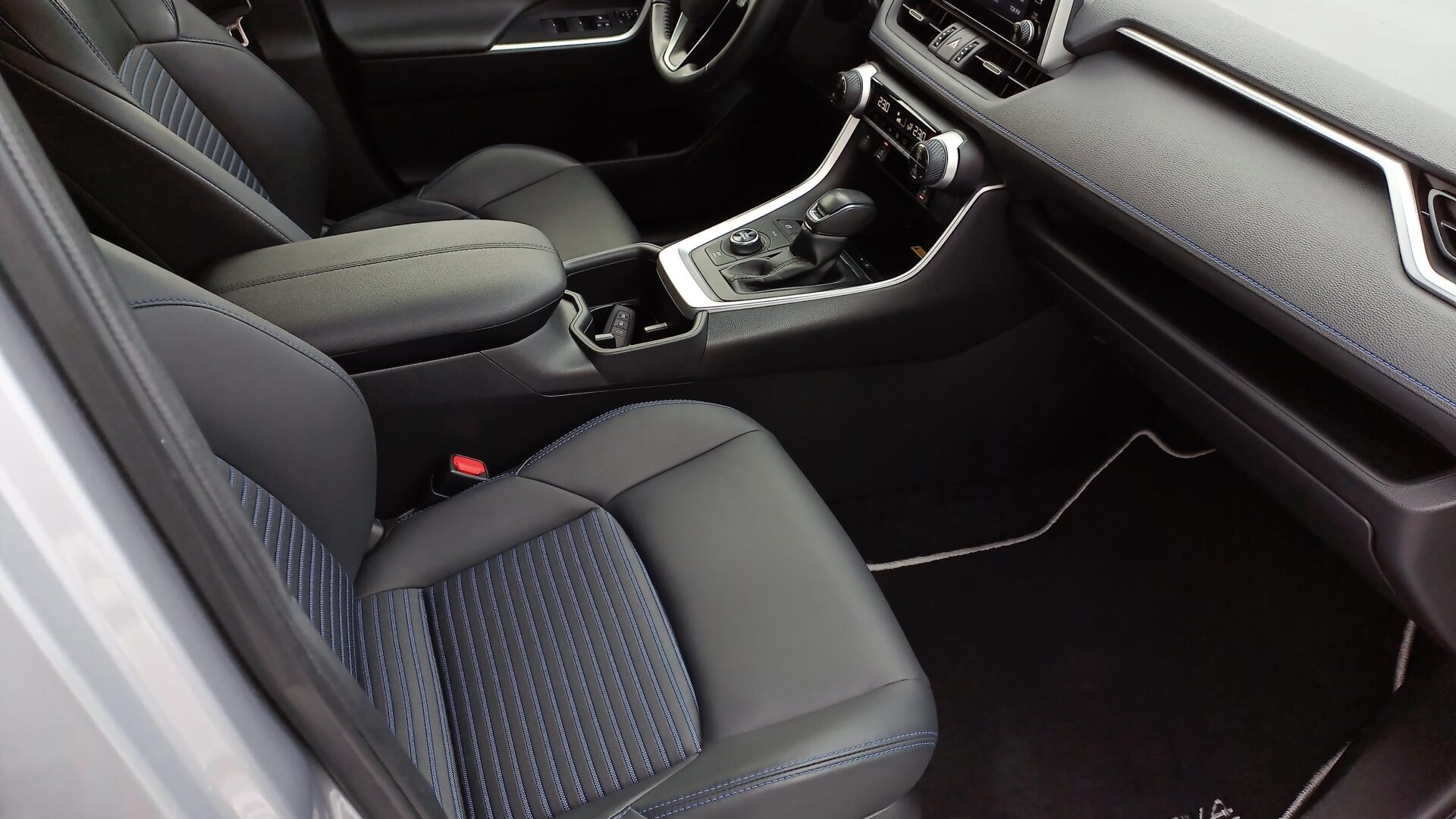 Toyota RAV4 - zdjęcie 11