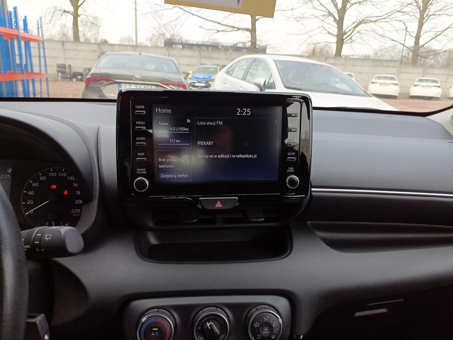 Toyota Yaris - zdjęcie 18