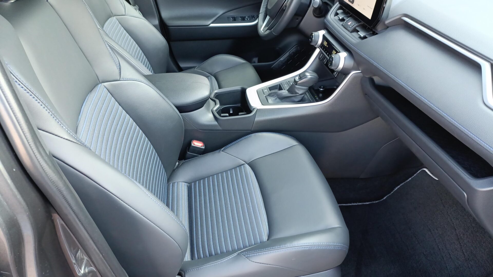 Toyota RAV4 - zdjęcie 11