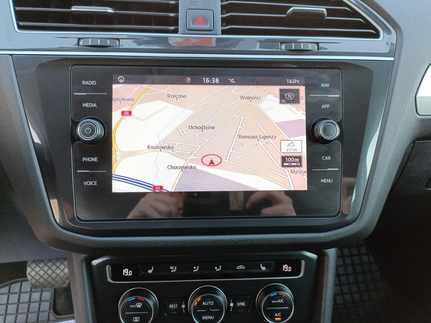 Volkswagen Tiguan - zdjęcie 15