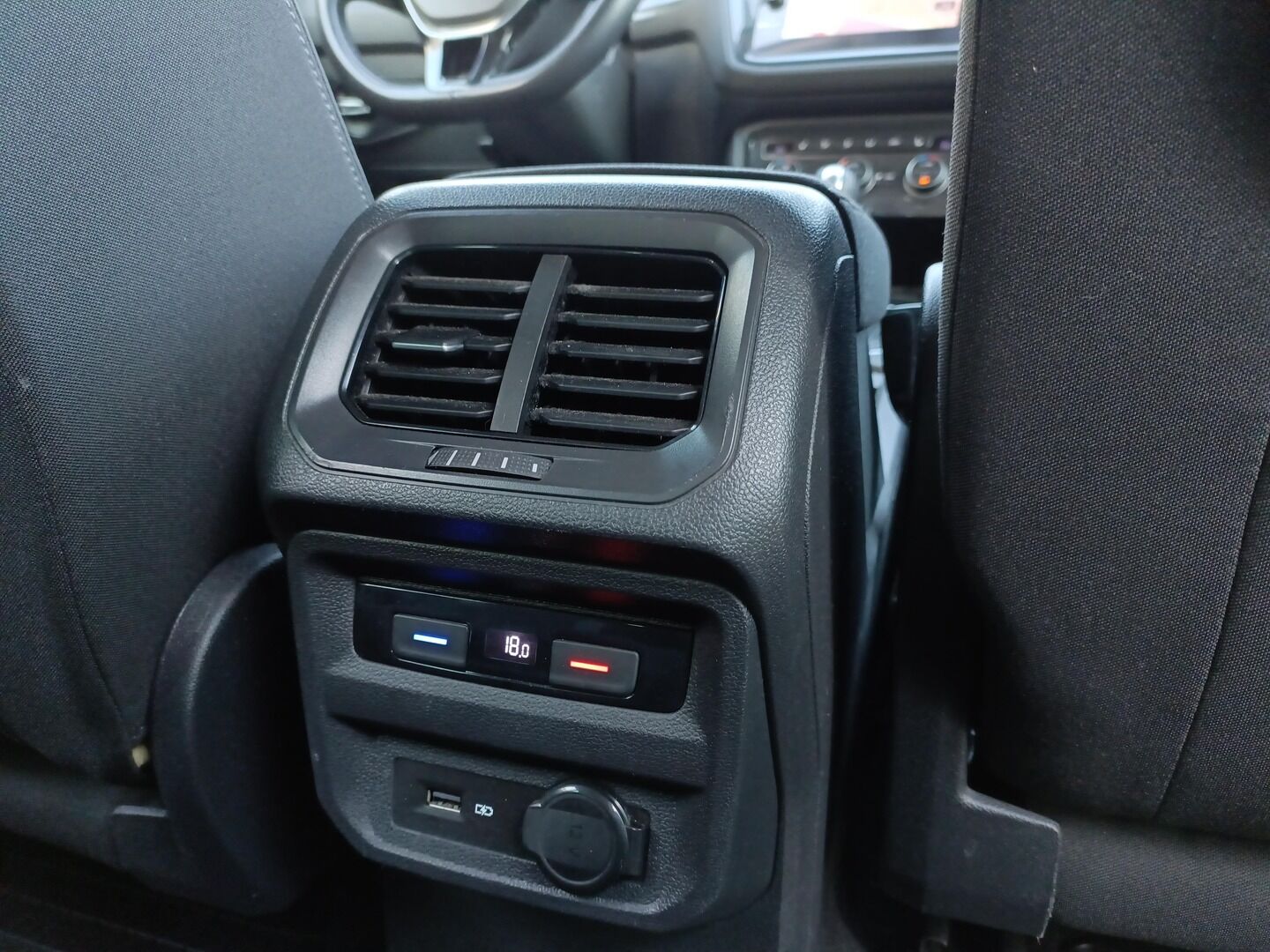 Volkswagen Tiguan - zdjęcie 22