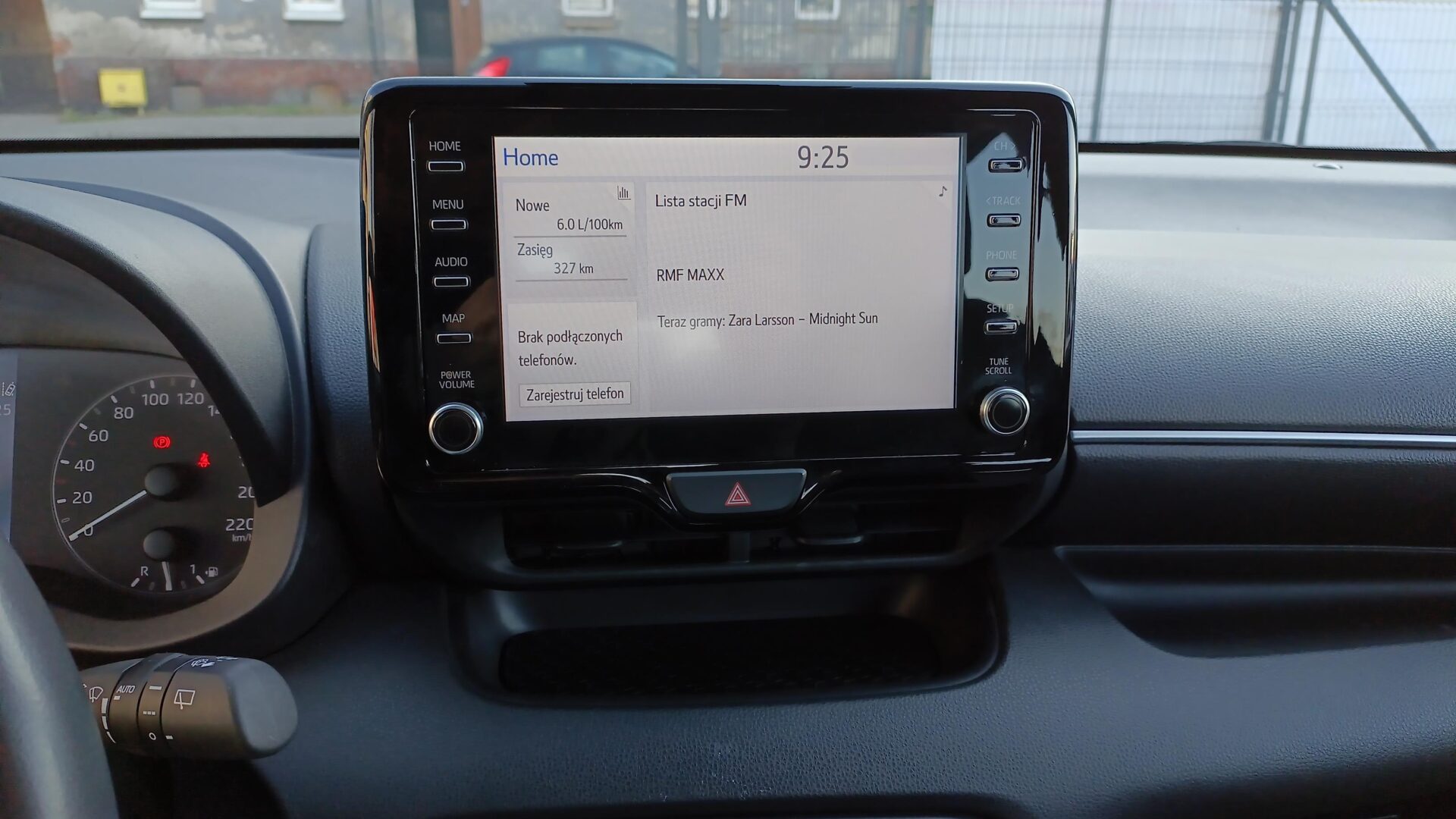 Toyota Yaris - zdjęcie 18