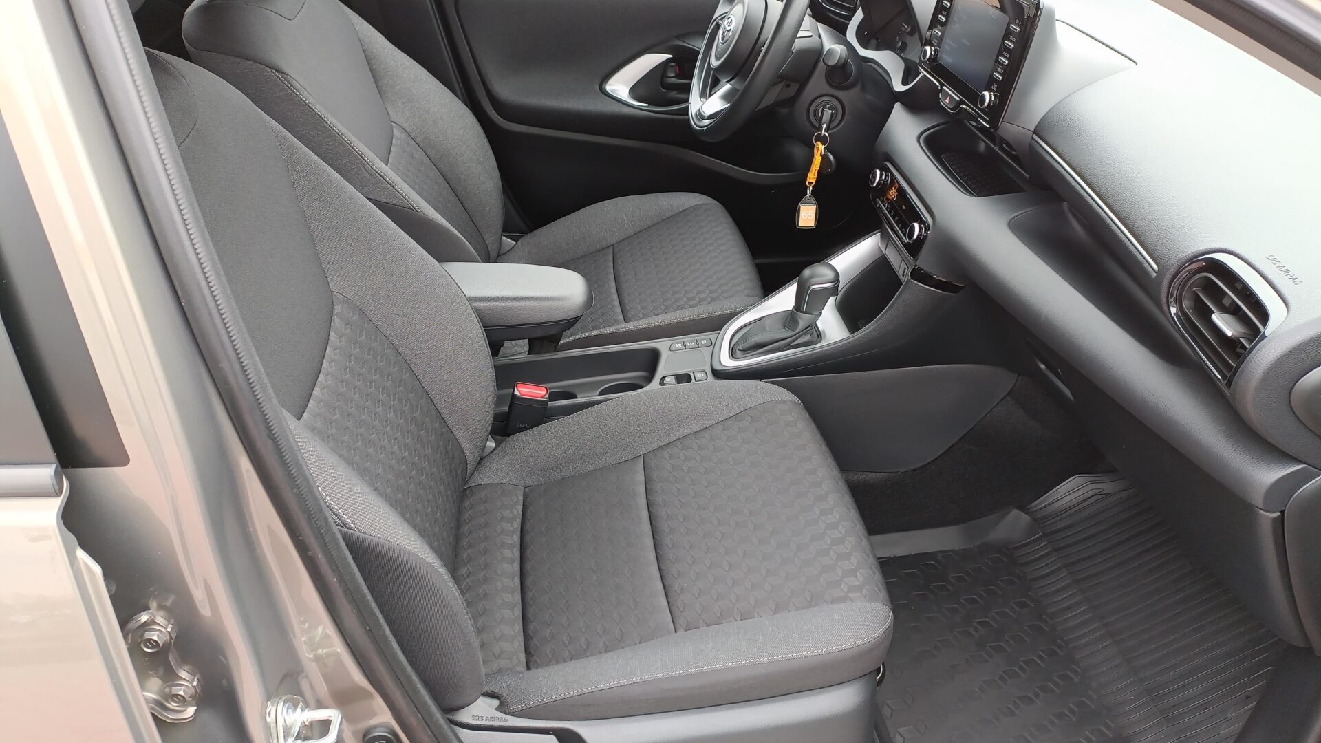 Toyota Yaris - zdjęcie 12