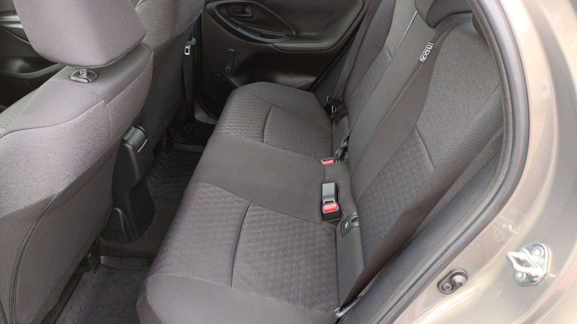 Toyota Yaris - zdjęcie 11