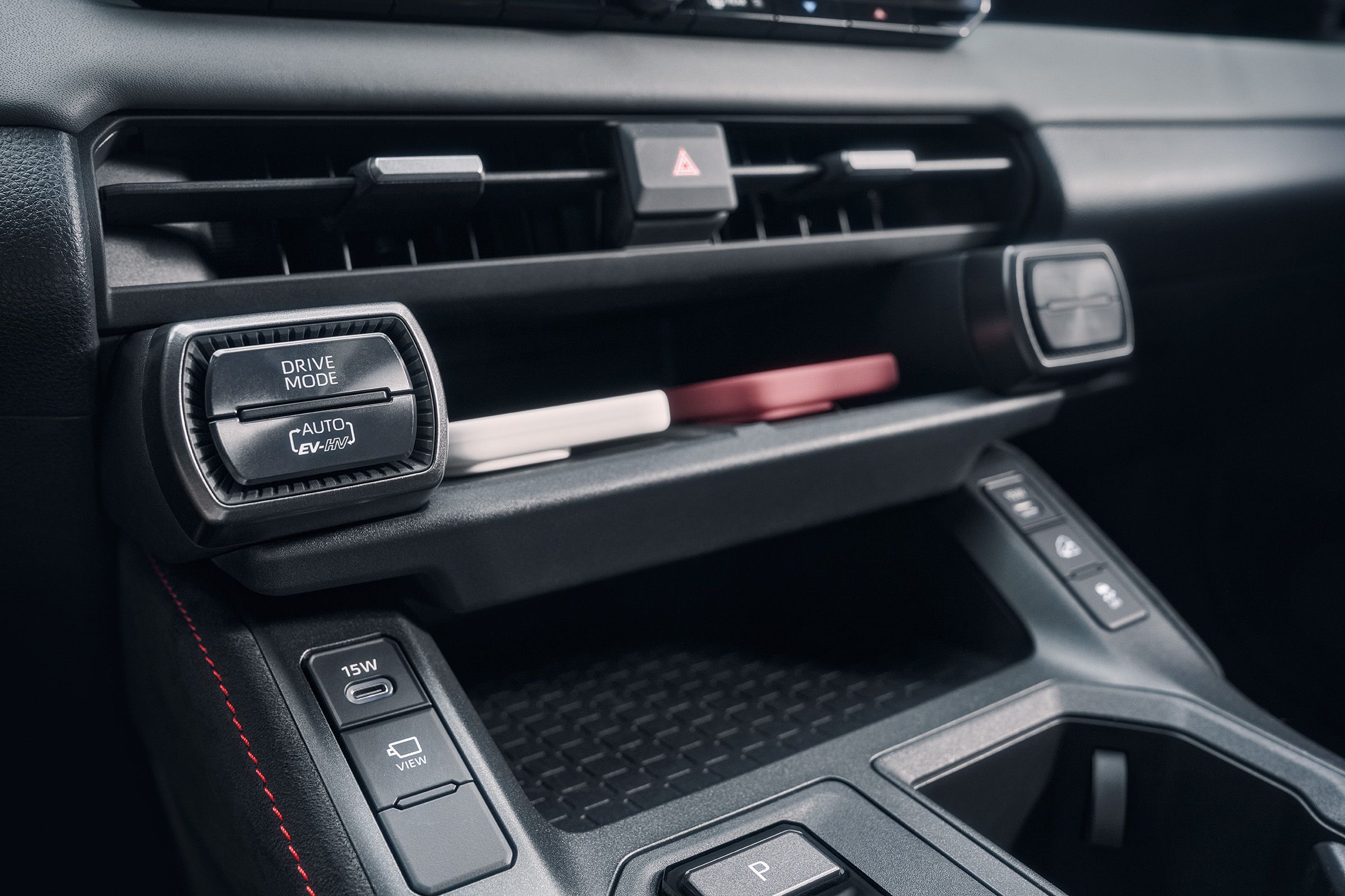 Wnętrze nowej Toyoty RAV4 2026 z wyświetlaczem multimedialnym 12,9 cala