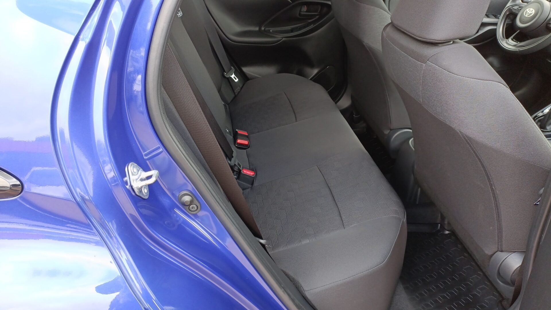 Toyota Yaris - zdjęcie 12
