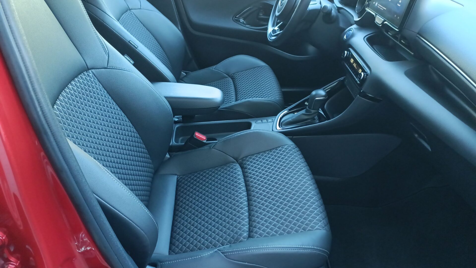 Toyota Yaris - zdjęcie 12