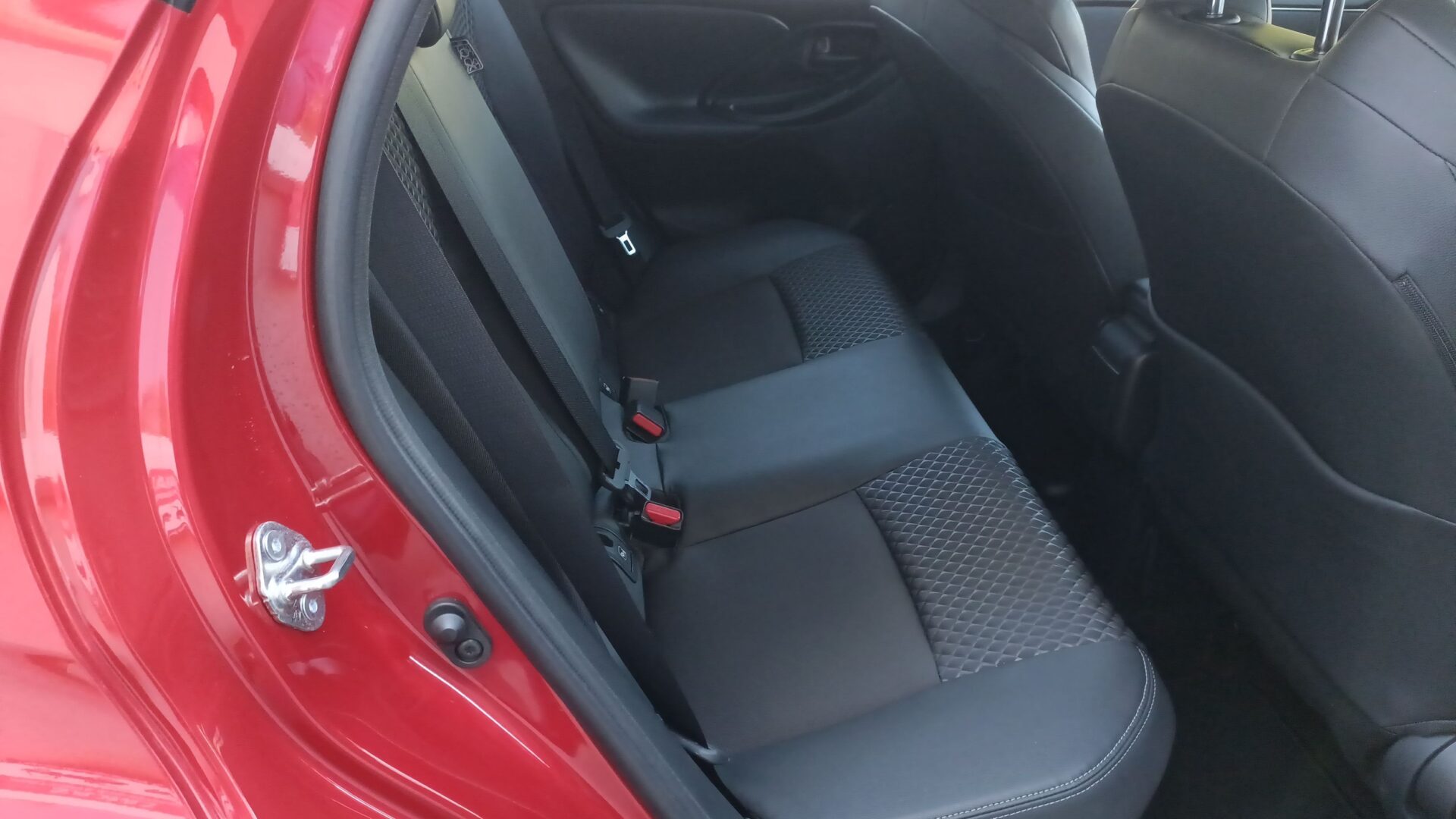 Toyota Yaris - zdjęcie 13